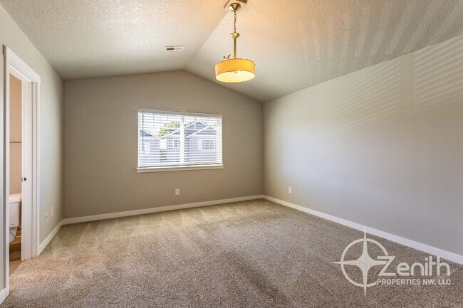 Building Photo - 7415 NE 136th Ave