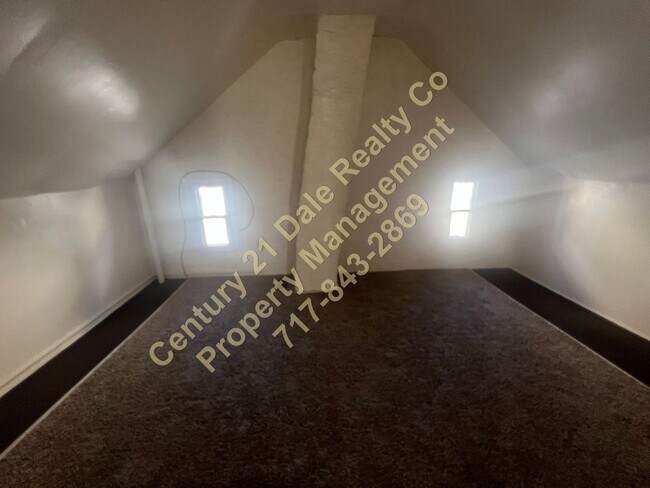 Building Photo - Beautifully redone 3 BR, 1 Bath Townhouse in York Suburban Schools