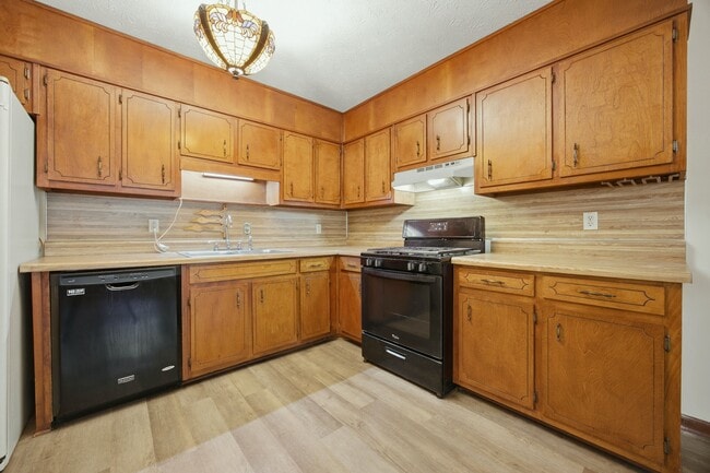 Building Photo - 1701 Rose Garden Ln