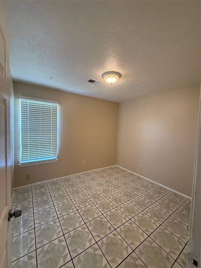 Building Photo - 6910 Pella Dr