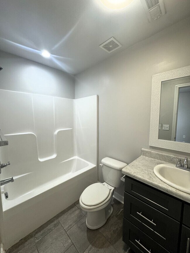 Building Photo - 127 Hedge Ln