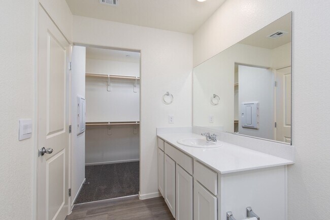 Building Photo - Stunning New-Build Townhouse in Growing 89139 Neighborhood