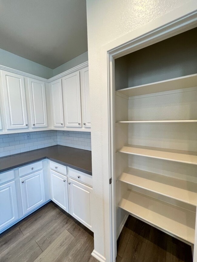 Building Photo - Beautiful 2 Bedroom 2 Bath Townhome