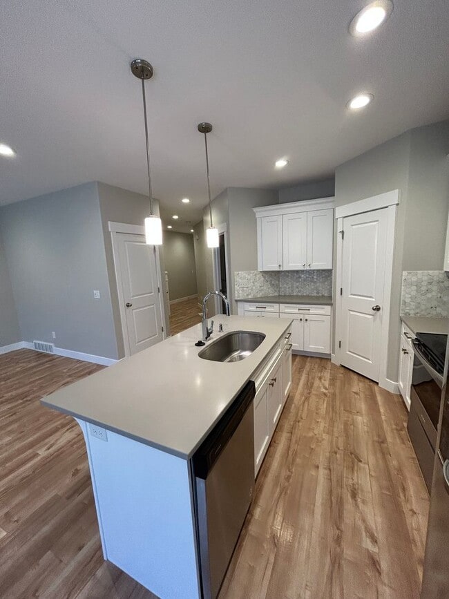 Building Photo - 4 Bedroom Exchange Townhome