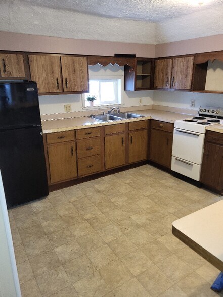 Primary Photo - 242 Oakwood St