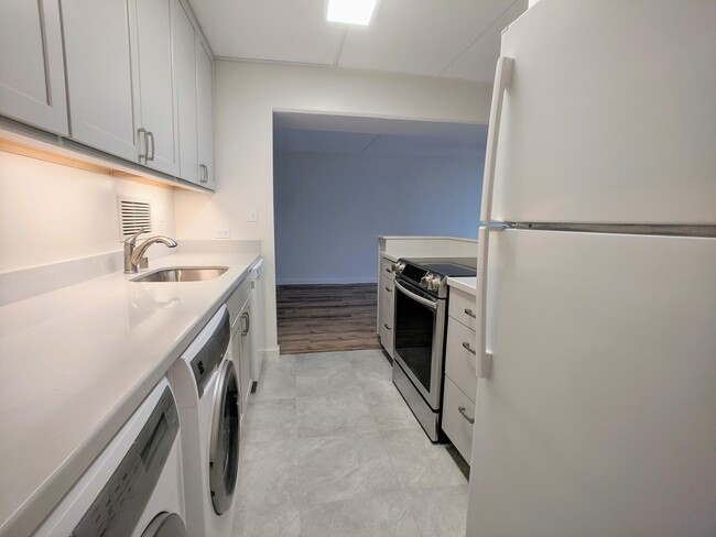 Building Photo - Partly Furnished 2 Bedroom 2 Bath with 1 P...