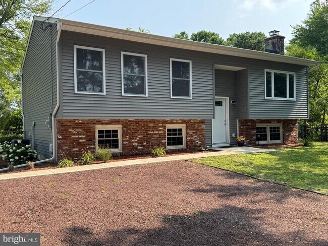 Building Photo - 14 Cardinal Dr