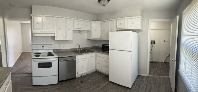 Building Photo - Charming 3-bedroom, 1.5-bathroom home available for rent in Clearwater, KS!