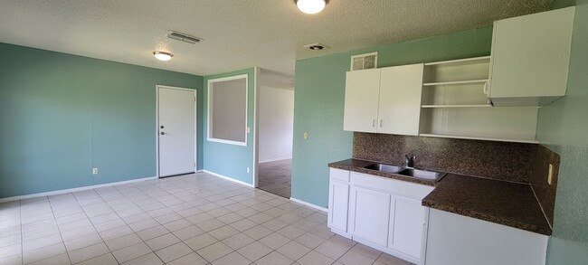 Building Photo - Amazing 3 bedroom/1 bath home with huge kitchen & Central Air/heat