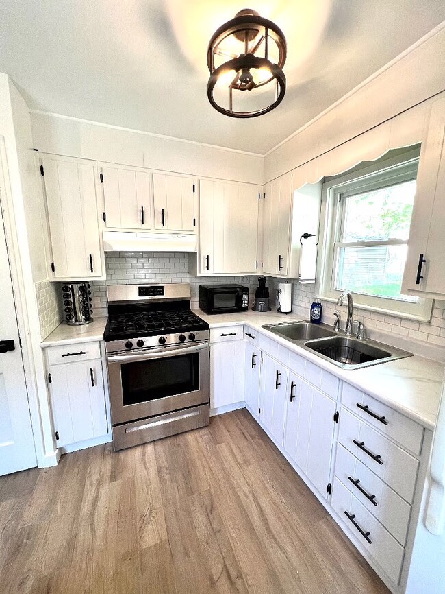 Building Photo - 913 E Gift Ave