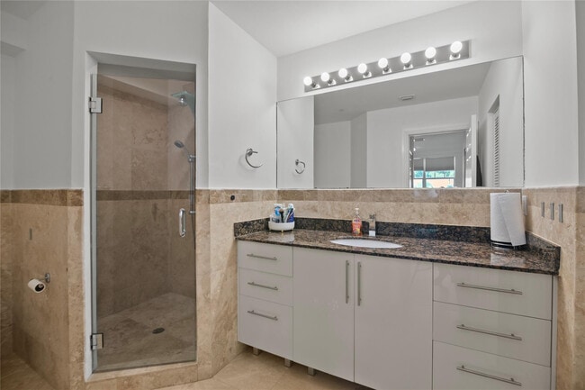 Building Photo - 732 NE 15th Ave