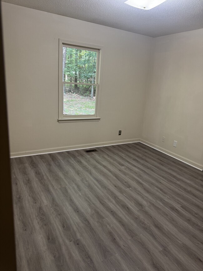 Building Photo - 112 Oak Leaf Cir
