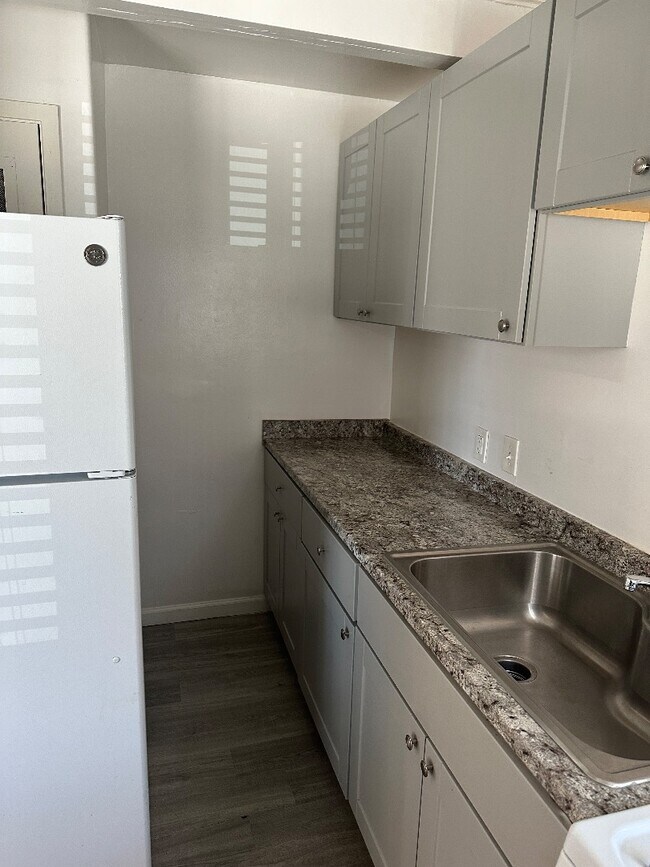 Building Photo - 590 Denslowe Dr