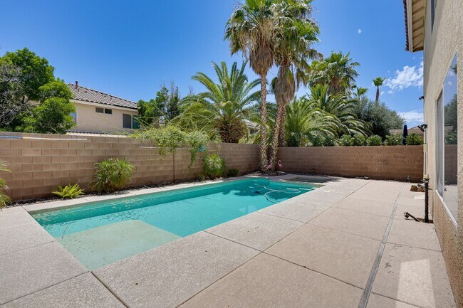 Building Photo - 4-Bedroom Home with Heated Pool & Spa