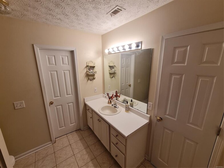 Building Photo - 123 Meadowview Dr