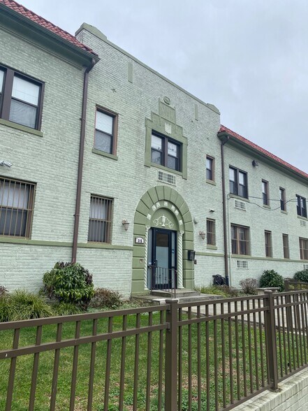 Building Photo - 315 Evarts St NE