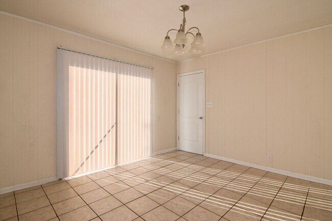 Building Photo - 3 Bed/1.5 Bath home off Meadowbrook Drive ...
