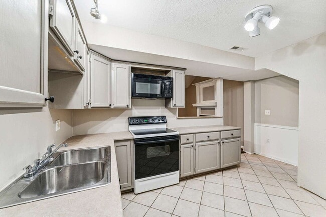 Building Photo - Charming 2 Bedroom, 2 Bath with Extra Loft Space Available Now!