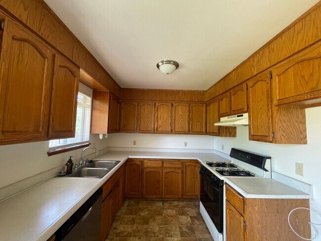 Building Photo - East Redding home with huge yard