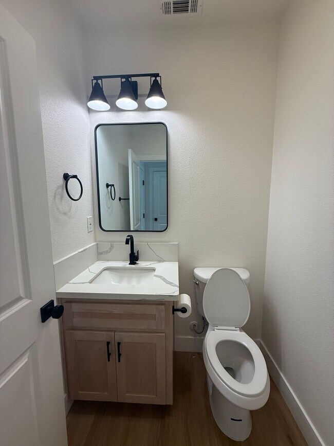 Building Photo - 8461001/85