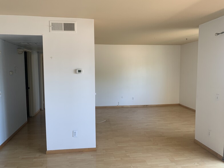 Den - 1422 Rock Glen Ave