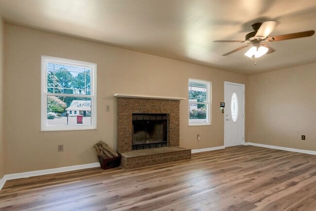Building Photo - Charming 3BR Ranch Style Home on Quiet Cut...
