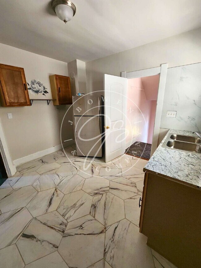 Building Photo - Spacious upper unit 2 bed 1 bath! Convenie...