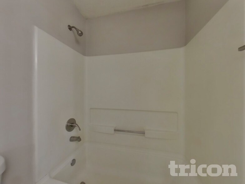 Building Photo - 5021 Meadow Trce