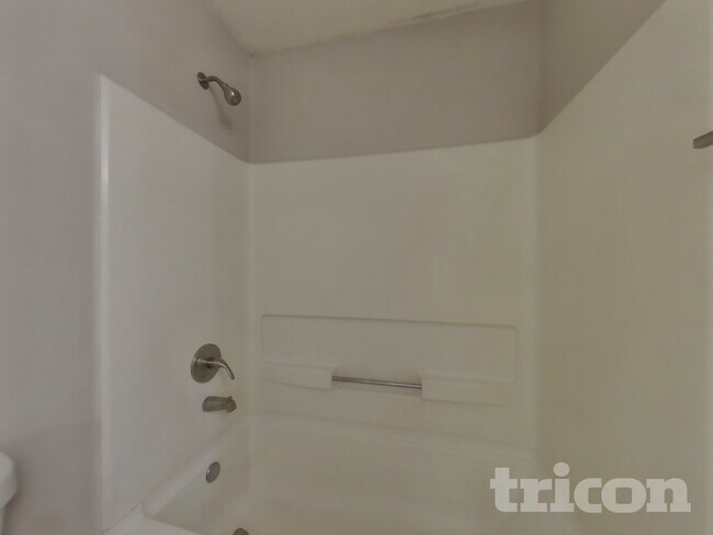 Building Photo - 5021 Meadow Trce