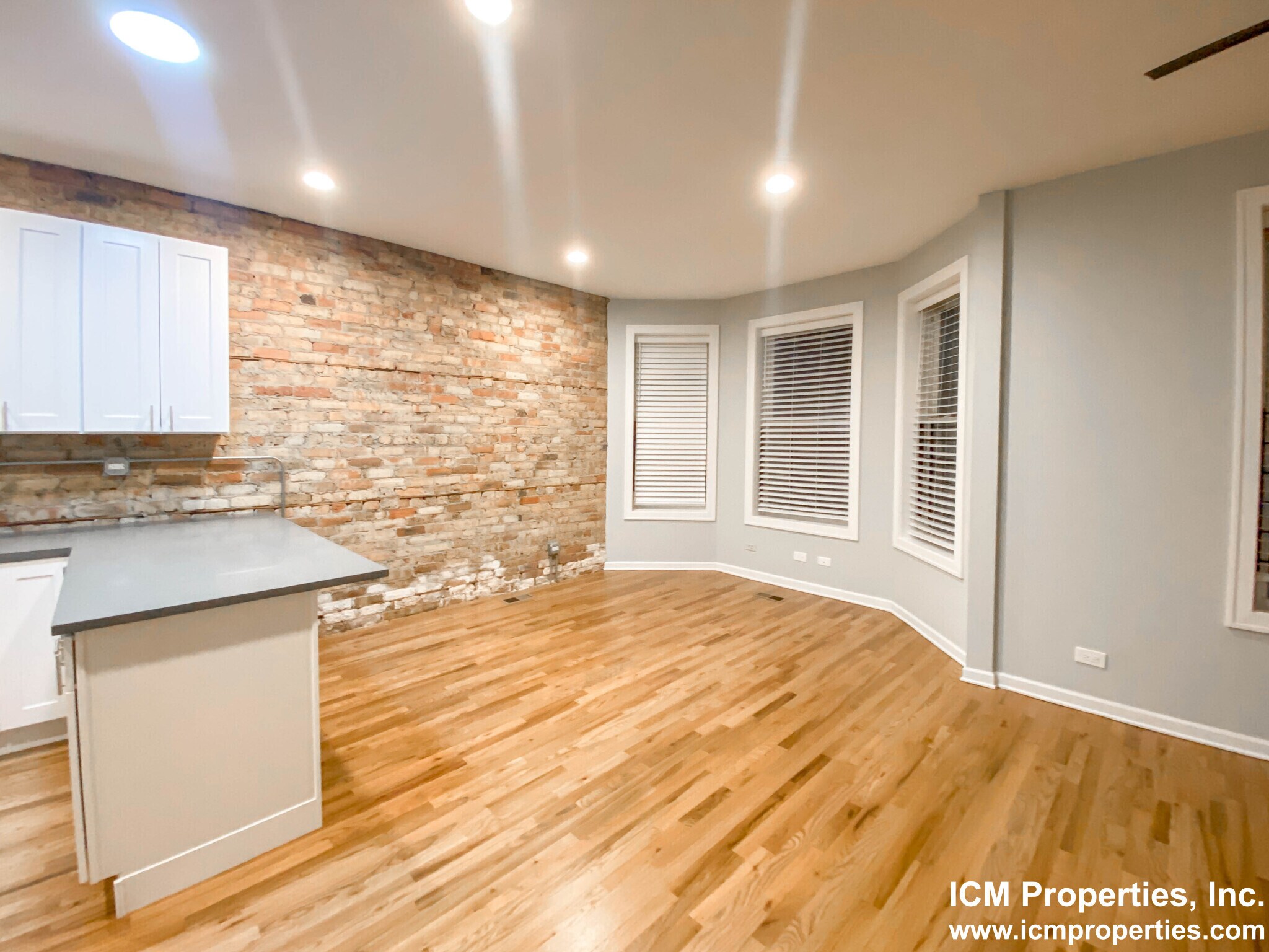 Building Photo - 2452 N Southport Ave