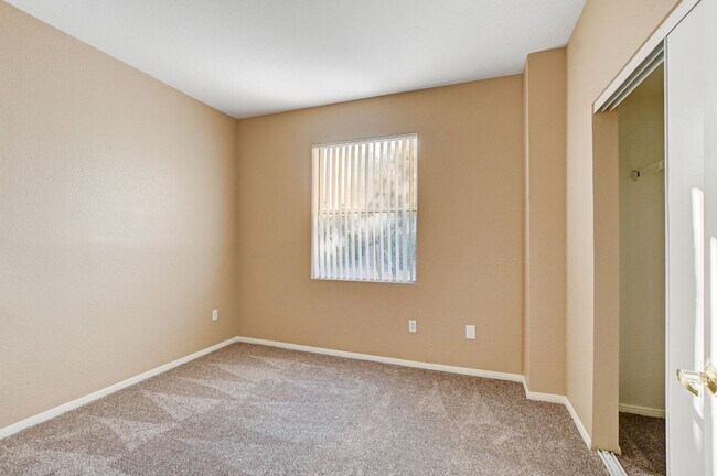 Building Photo - LOCATION! LOCATION! LOCATION! Move-in read...