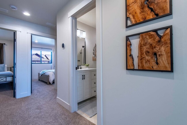 Building Photo - 690 Stone Peak Lp