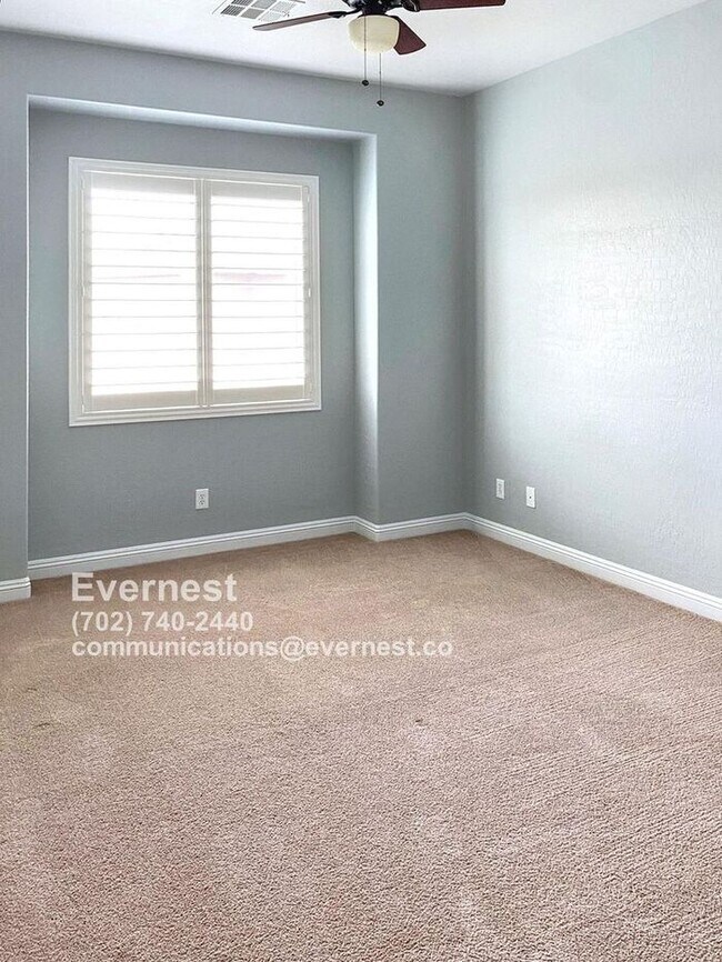 Building Photo - Stunning 5-Bedroom Home with Fireplace and...
