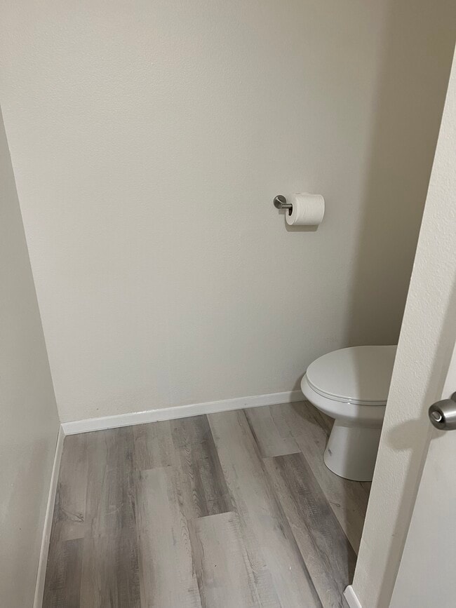 1/2 bath - 44200 Kingtree Ave