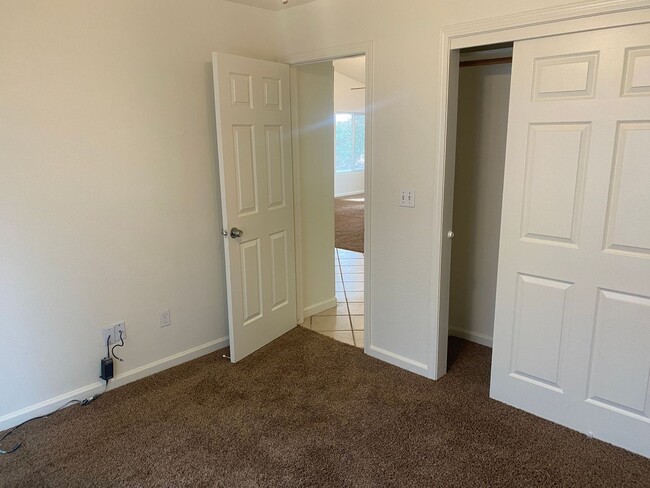 Building Photo - 4 bedroom 2 bathroom house in SE Visalia!