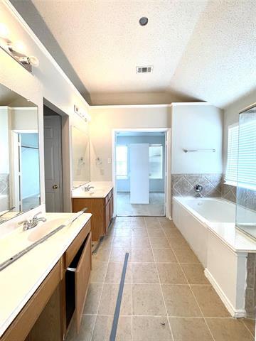 Building Photo - 7728 Parkwood Plaza Dr