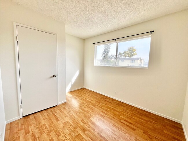 Building Photo - Beautifully Updated 3B 1BA Unit in Lemon G...