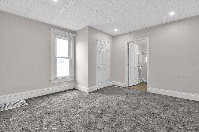 Building Photo - Large Single Family Rental - Available Now