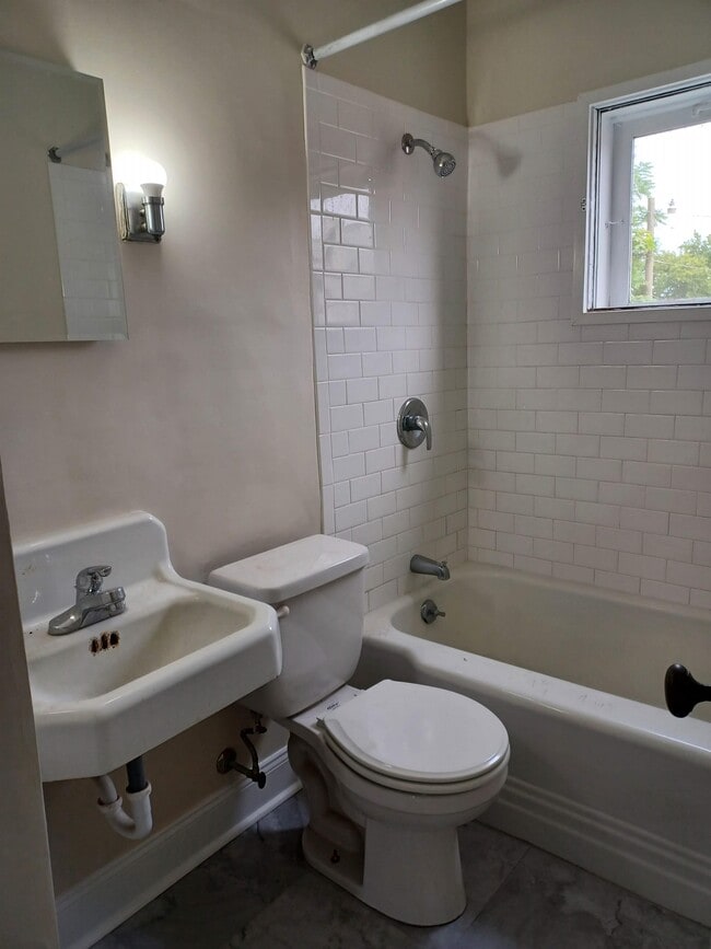 Building Photo - 18 E Clifford St