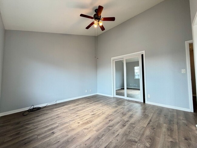 Building Photo - 2 Bed / 2.5 Bath Tri-Level Townhome – Gated Community in North Redondo Beach (Torrance PO)