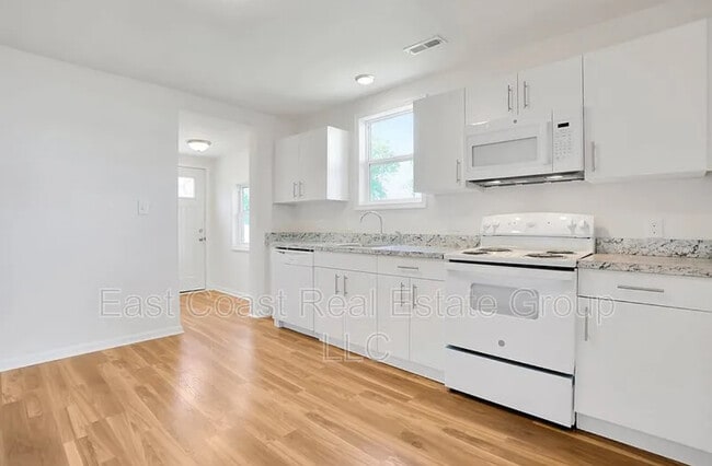 Building Photo - 15731 Fenton Ave