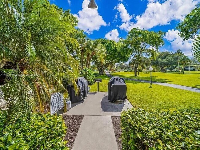 Building Photo - 550 Oaks Ln