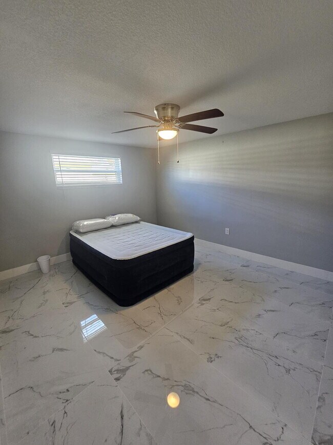 Building Photo - 2 bed, 2 bath waterfront retreat!