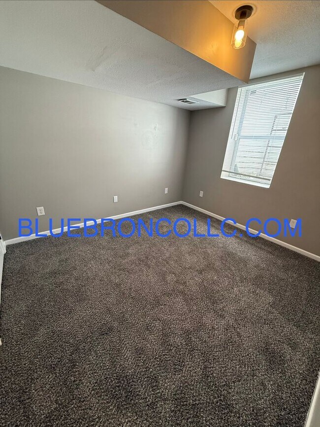 Building Photo - Completely renovated 3 bedroom unit with modern finishes and beautiful views.