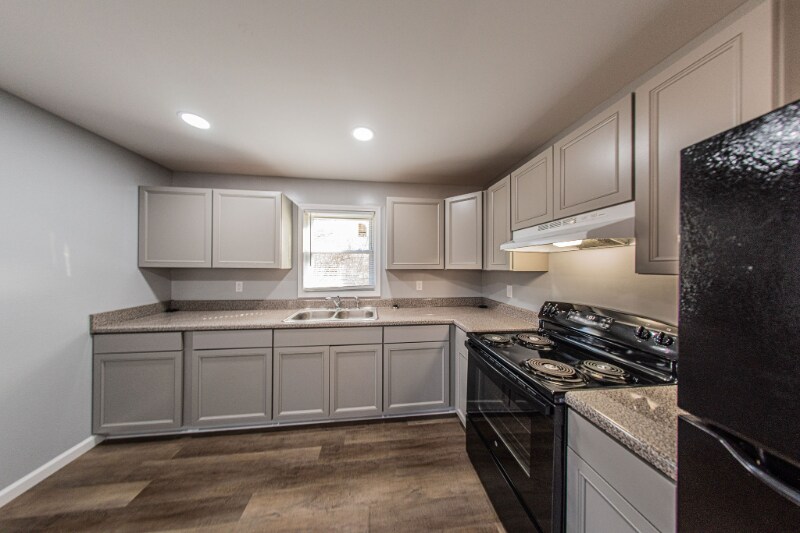 Building Photo - 120 Lake Dr