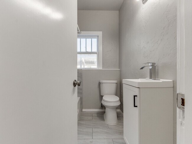 Building Photo - Renovated 3-bedroom, 2-bath home located in the heart of Edmond!