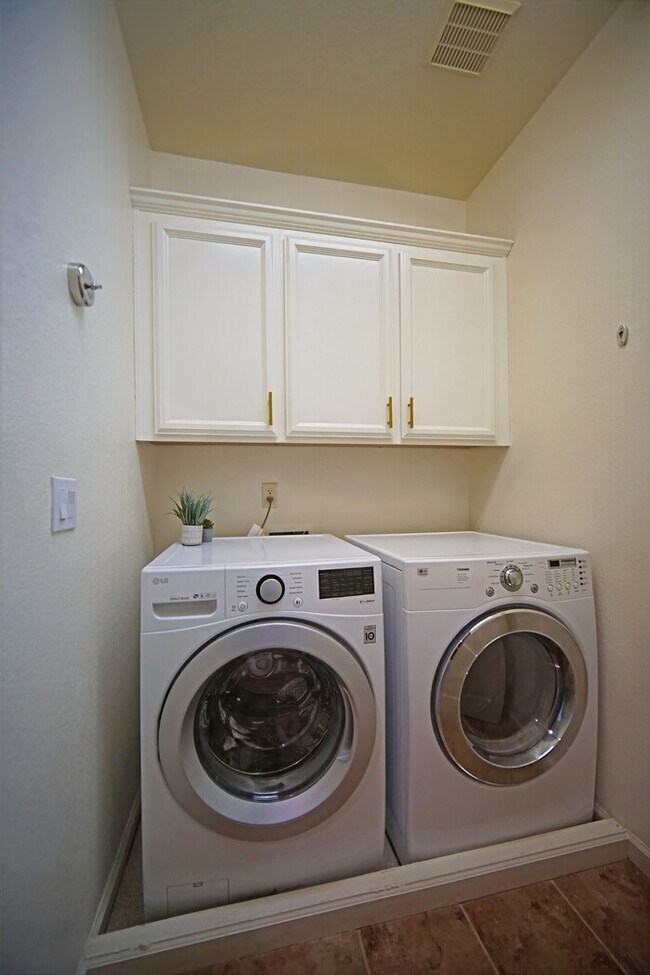 Building Photo - Beautiful Highland Reserve home 4 bedroom,...