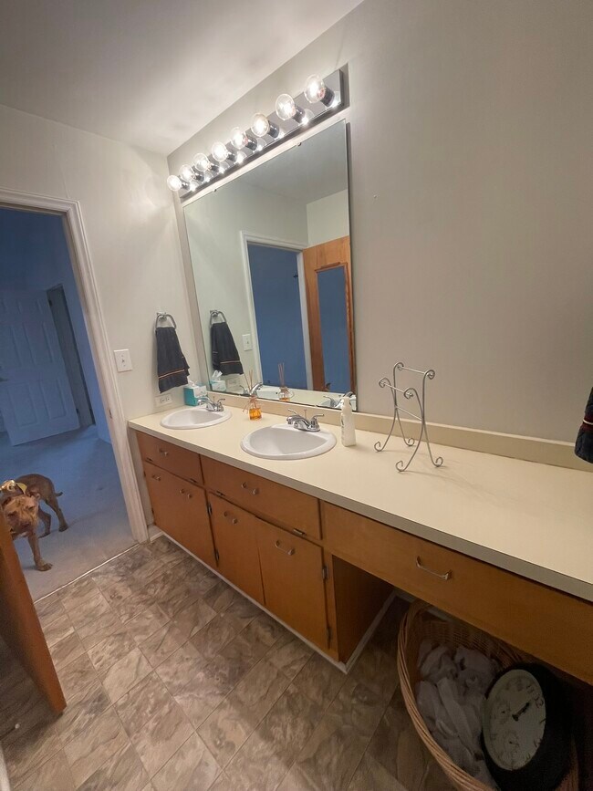 Building Photo - 2727 Stratford Dr