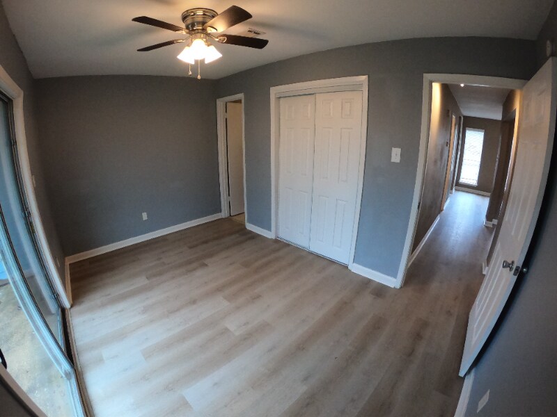 Building Photo - 404 Manuel Dr