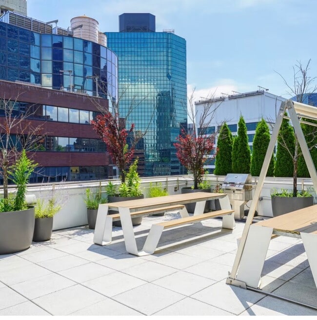 Building Photo - 180 Water St